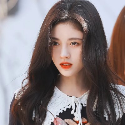 绿杨移作两家春
